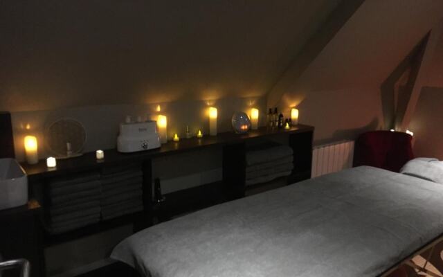 Brit Hotel Privilege Lisieux – La Villa Des Arts