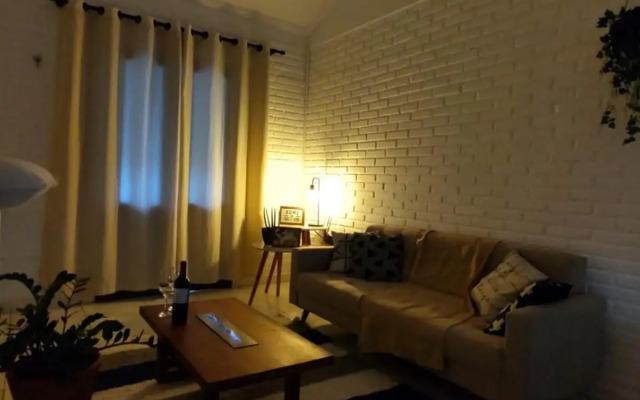 Casa de Tijolinho com Netflix e estacionamento