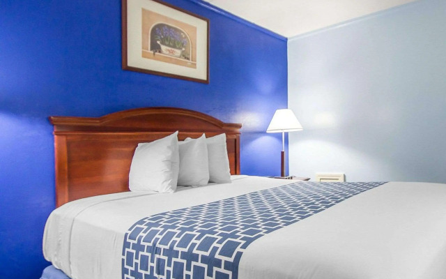Econo Lodge Inn & Suites Windsor Locks Bradley Airport