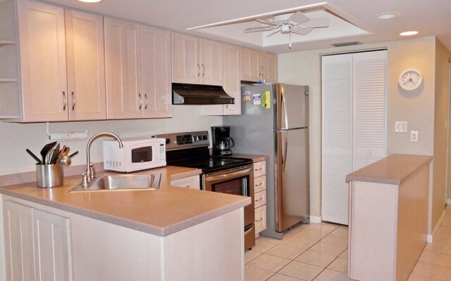 Charming Beachfront Condo With Pool, spa and Views