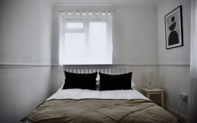 Chic London Apartment Minutes From Station
