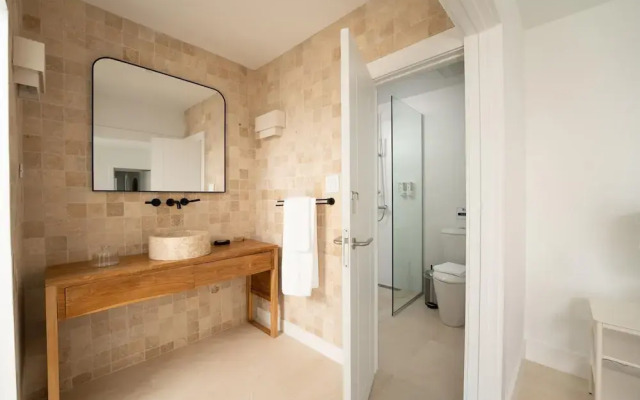 Beachfront Villa w Pool Sleeps 16 Dining Tub