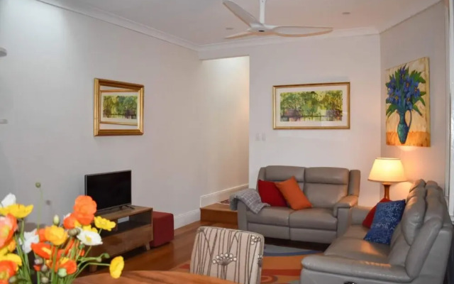 Cosy Erko 2 Bedroom Home on Edge of Sydney City Centre