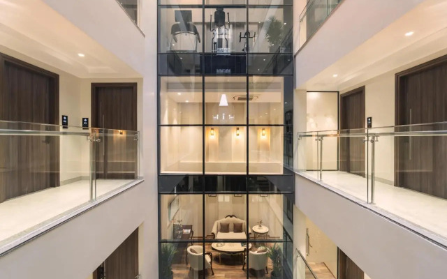 Foxtrail, Sector 42 - AM Hotel Kollection