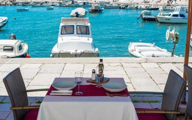 Marina Hotel - Restaurant