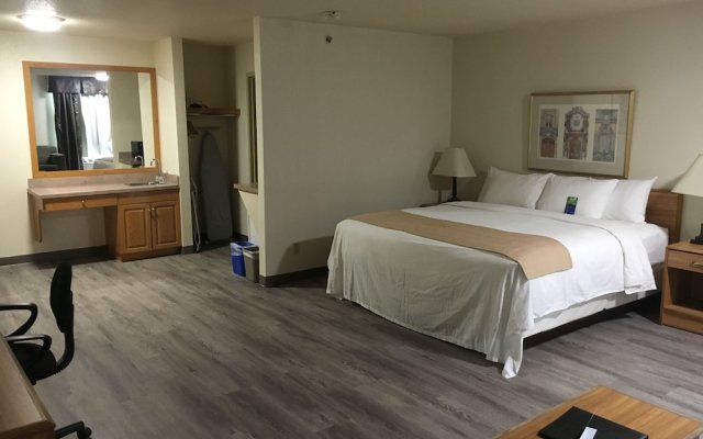 Lakeview Inn & Suites - Edson East