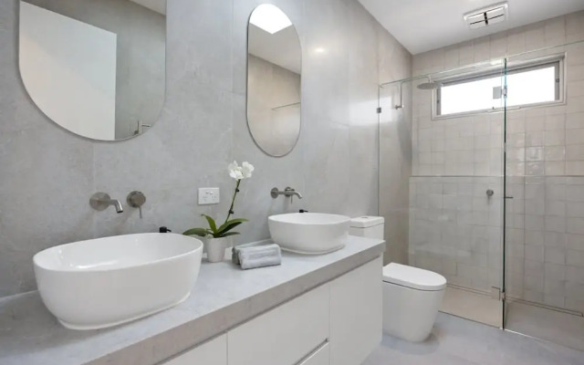 Saltwood Coastal Hamptons Luxe With Pool
