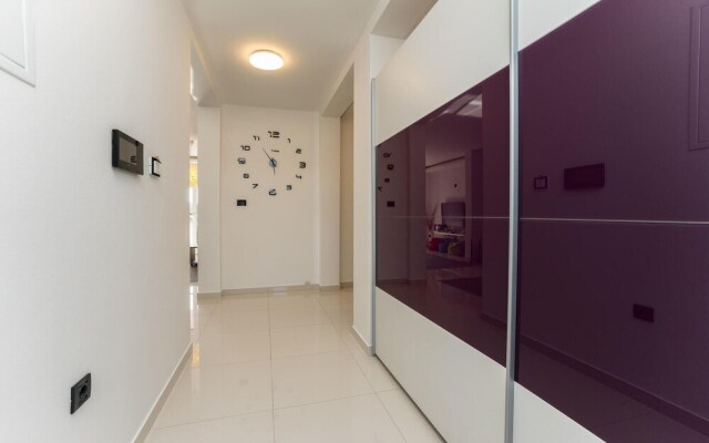 Beautiful Home in Zaton With Wifi and 6 Bedrooms