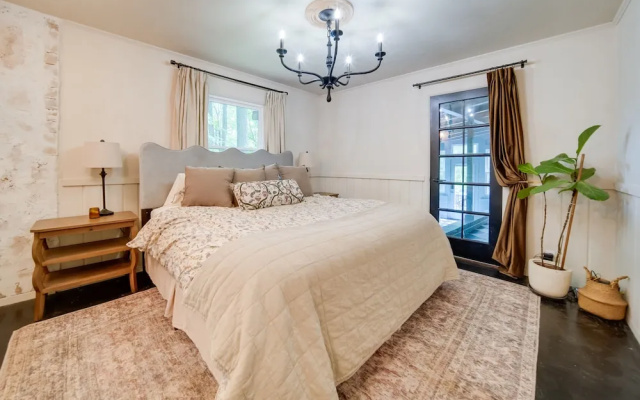 Stylish Willoughby Hills Retreat w/ Fireplace!