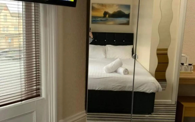 OYO Wave Crest Hotel