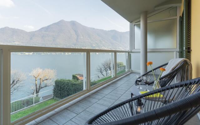 On the Lake - Private Garden Parking