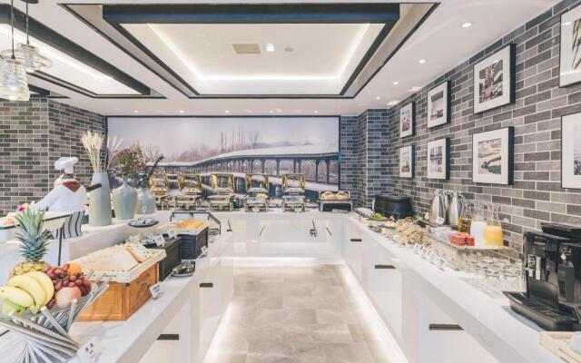 Atour Hotel Haining Leather City Nanguanxiang
