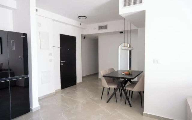 O&O - 2 BR Stylish & Modern Apartment