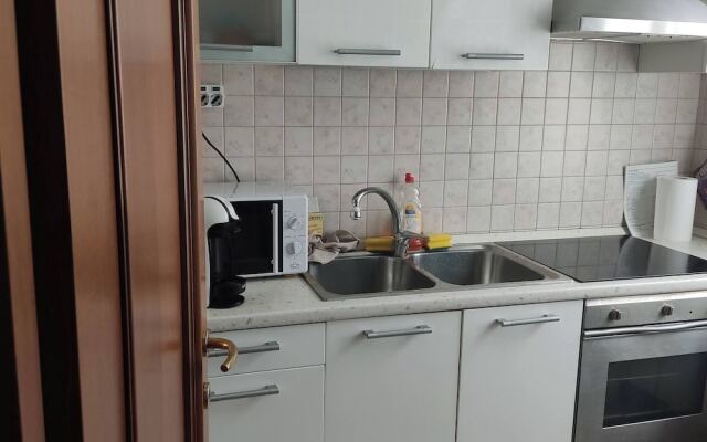 Apartment Near The Metro