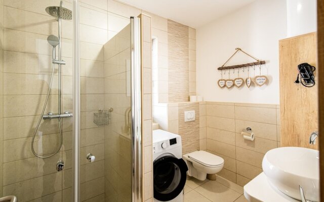 Apartmaji Banonia Stork Flight