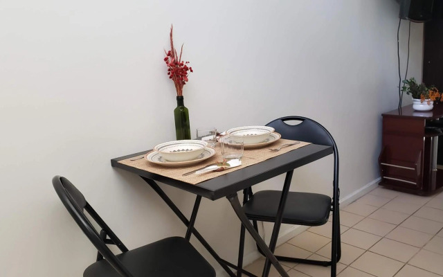 Descanse na rede da varanda sob as árvores.