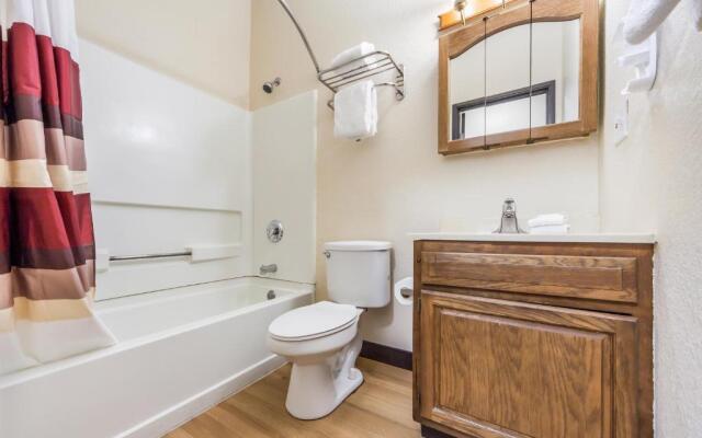 Red Roof Inn & Suites Omaha - Council Bluffs