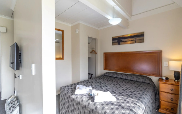 Admirals Motor Inn