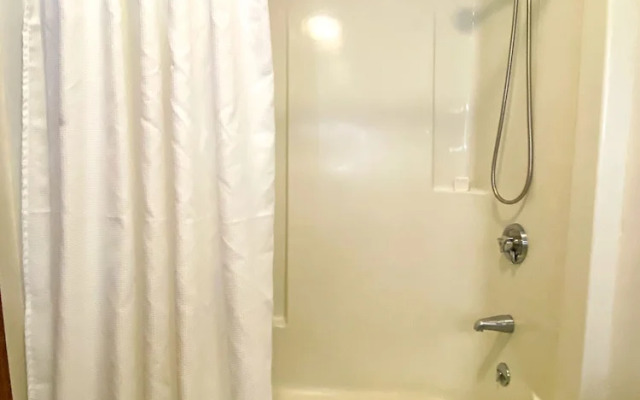 The Central Downtown Inn & Suites