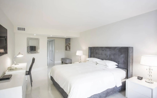 DoubleTree by Hilton Grand  Biscayne Bay