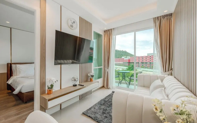 1BR Pool Gym Game Room C220