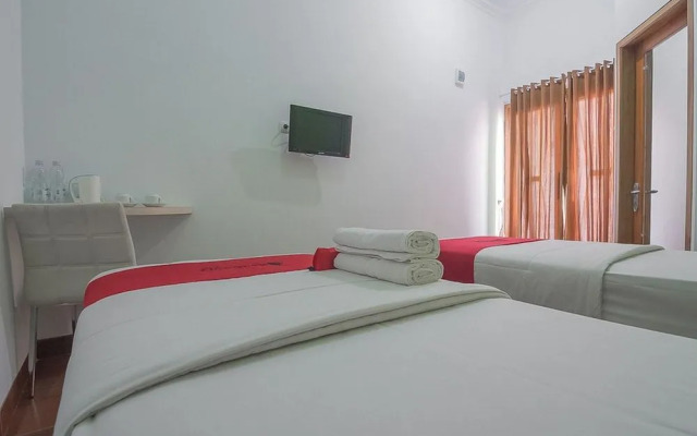 RedDoorz Plus near Alun Alun Kuningan