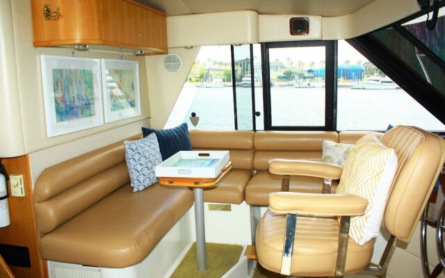 Dockside Boat & Bed Long Beach