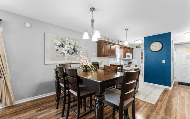 Dream Weaver 2 Bedroom Condo by RedAwning