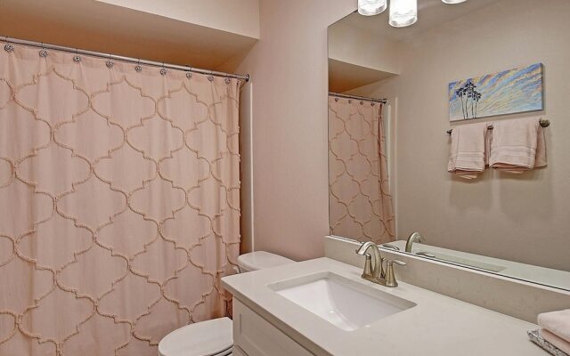 Cozy Isle 2 Bedroom Condo by RedAwning