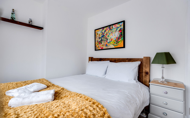 Tasteful 3-BR House -Private Parking Florence Park