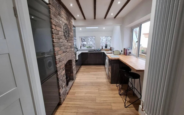 Modern 4-bedroom Townhouse With Private Garden