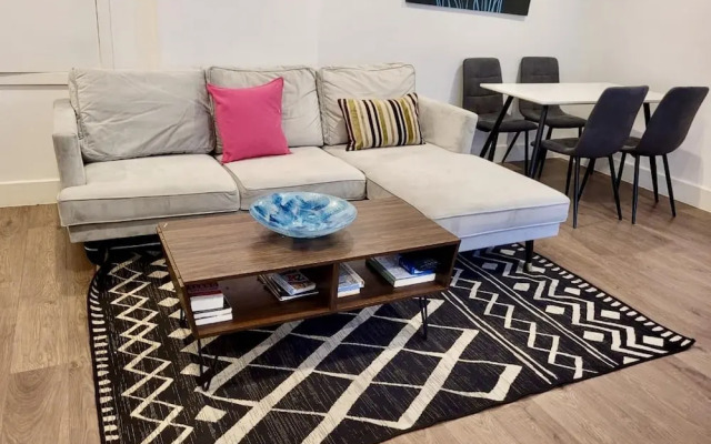 Batterseaflat/sleeps6/refurbished/tv