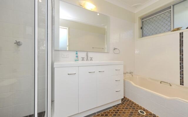 Pet Friendly Lentara St 10 - Fingal Bay