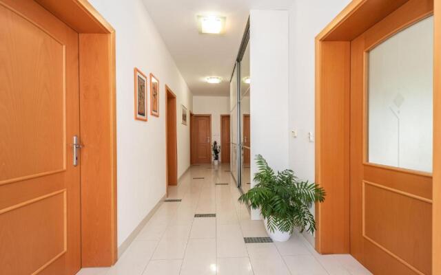 Centrally located apartment for 16