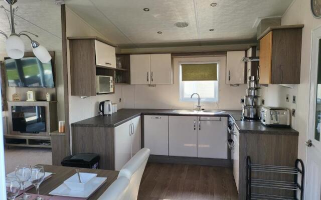 2br-sleeps6-fireplace-parking-patio-seaside