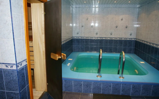 Flora Park Country Club