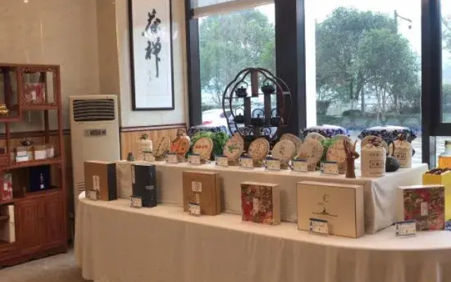 Liya Plaza Hotel (Tonglu Fuchunjiang Branch)