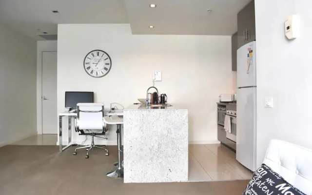 Light Filled Modern 1 Bedroom Apartment Close To Beach