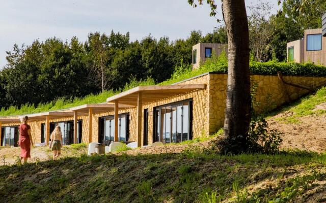 Spacious Lodge, 2 Bathrooms, Near Maastricht