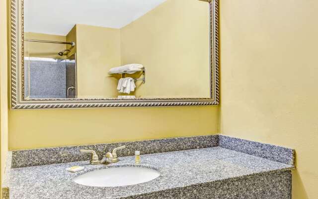 Days Inn & Suites by Wyndham Jeffersonville IN