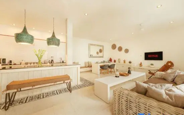 Stylish 3BR Escape, 5 Mins to Seminyak Beach
