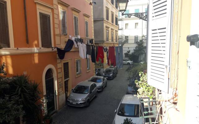 Anastasia Hidden Balcony - An hidden balcony inside Trastevere