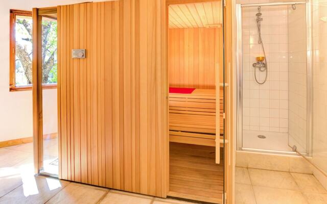 Luxury Chalet, Near the ski Slopes, With Fireplace, Sauna, Jacuzzi and Internet Access