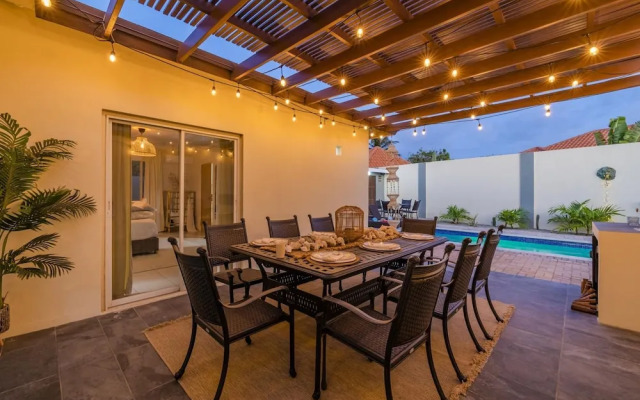 Beautiful 3br4ba Amazing Location w Private Pool