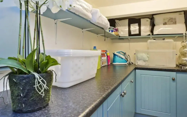 Stunning Recently Renovated 3 Bedroom Home Fuham - Munster Village