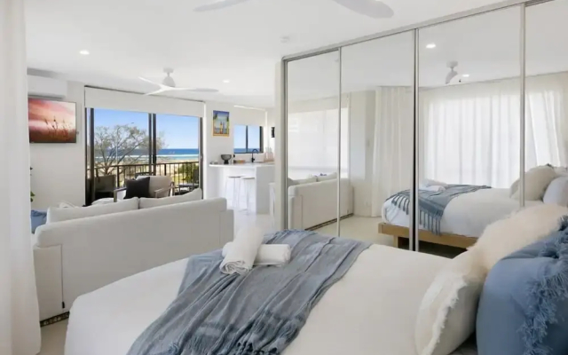 Beachfront Studio With Balcony & Stunning Views