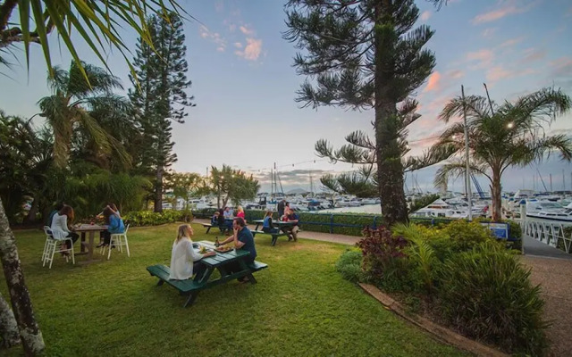 Kinka Palms Beachfront Apartments / Motel