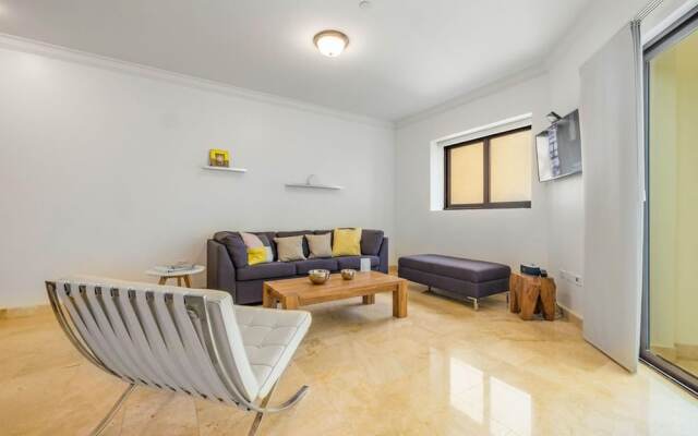 Beautiful 1BR Condo w Large Balcony in Palm Beach