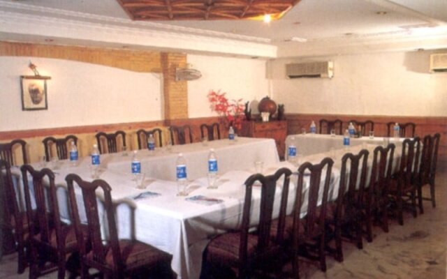 Hotel Crest Inn