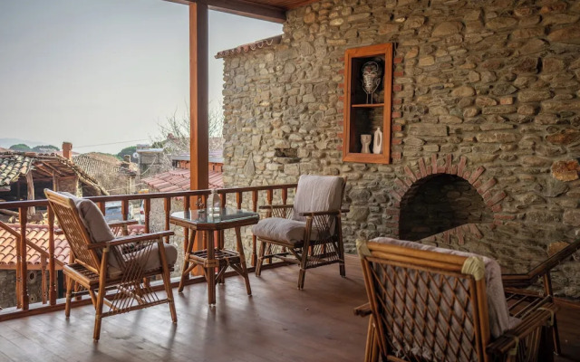 Flora Bi̇rgi̇ Taş Konak